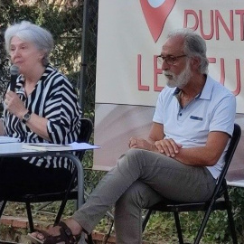 Maria Mercè Roca y Enric Tubert en 'Punt de Lectura', en los jardines de la sociedad La Concòrdia, de Agullana (Alt Empordà). Fotografía de Carme Campà.