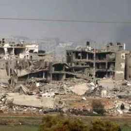Vista de diversos edificios destruidos en el barrio de Shujayya, en la Franja de Gaza, vista desde el sur de Israel. - Albir Sultan / EFE