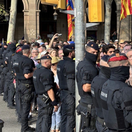 8 de agosto 2024. Despliegue de Mossos d’Esquadra para impedir el acceso al Parc de la Ciutadella de manifestantes que pretendían acompañar a Carles Puigdemont hasta la sede el Parlament de Catalunya, para su eventual intervención en el deb