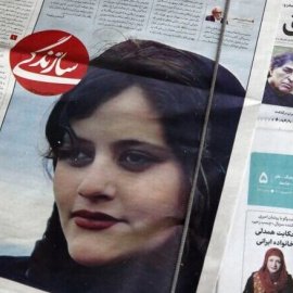 Diarios iraníes informando sobre la muerte de Mahsa Amini, en Teherán, Irán. ABEDIN TAHERKENAREH/EFE