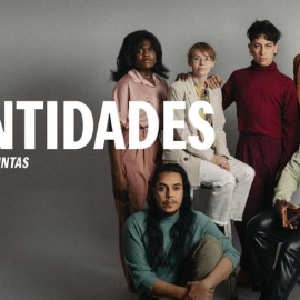 Cartel de la exposición Identidades. (@estonovadefotos)