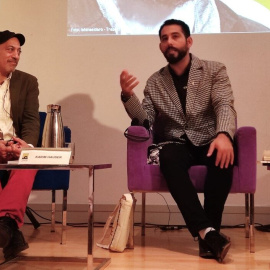 Mosab Abu Toha y Karim Hauser durante el acto de presentación de 'Cosas que tal vez halles ocultas en mi oído' en Casa Árabe. Fotografía de Agustín Martín Francés