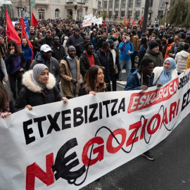 Miles de personas durante una manifestación por el derecho a la vivienda, a 14 de diciembre de 2024, en Bilbao. Europa Press/David de Haro.