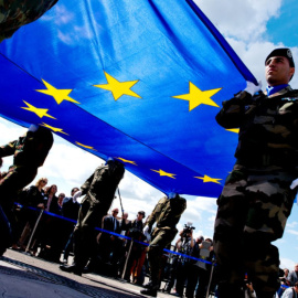 Soldados sostienen la bandera de la Unión Europea. Parlamento Europeo