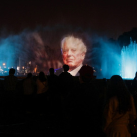 El retrato del fallecido escritor peruano Mario Vargas Llosa se exhibe en el Circuito Mágico del Agua del Parque de la Reserva (Lima, Perú).CONNIE FRANCE / AFP
