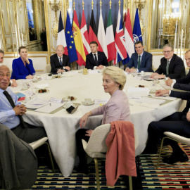 Los principales líderes europeos y el secretario general de la OTAN, en la cumbre informal organizada por el presidente francés, Emmanuel Macron, sobre Ucrania.EFE/ Pool Moncloa