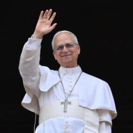 El papa León XIV dirige la oración del Regina Caeli desde la logia central de la Basílica de San Pedro en la Ciudad del Vaticano, el 11 de mayo de 2025.EFE / EPA / ALESSANDRO DI MEO.