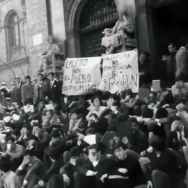 Asseguda d'estudiants per protestar contra la dictadura. Fotograma del documental 'La conquista de la democracia'. RTVE