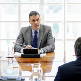 María Jesús Montero, Pedro Sánchez y Yolanda Díaz durante su reunión con representantes de empresarios y sindicatos, en el Palacio de la Moncloa, a 2 de abril de 2025, en Madrid A. Pérez Meca / Europa Press