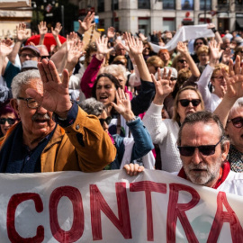 Decenas de personas durante la cadena humana por la sanidad pública, en la Puerta del Sol, a 7 de abril de 2024, en Madrid. Matias Chiofalo / Europa Press