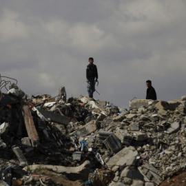 Palestinos desplazados caminan sobre los escombros de los edificios derrumbados en el campamento de Al-Bureij. DPA vía Europa Press.