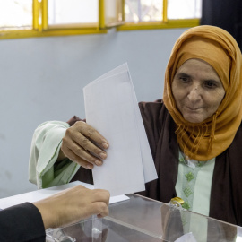 Una mujer vota en las elecciones marroquíes, en Rabat, a 23 de septiembre de 2026.