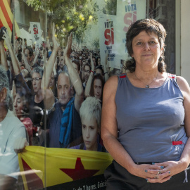 Pilar Castillejo (CUP), a l'exterior de la seu de la CUP a Barcelona, retratada per 'Públic'.