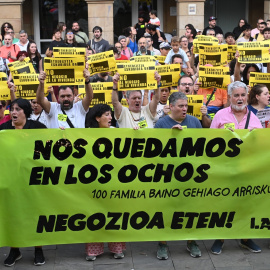 Vecinos de ‘Los Ochos’ de Erandio y el sindicato LAB se manifiestan para defender la continuidad en sus viviendas de alquiler, a 24 de septiembre de 2026.