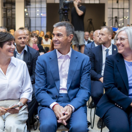 El presidente del Gobierno, Pedro Sánchez, acompañado por la ministra de vivienda, Isabel Rodríguez, clausura el acto ‘Más vivienda pública, más vivienda asequible’, a 7 de septiembre de 2026, en Madrid.