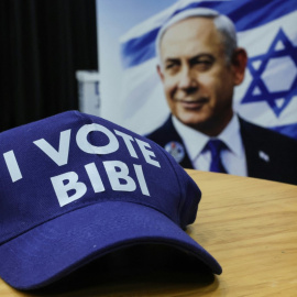 Una gorra con el lema "Yo voto a Bibi [Benjamín Netanyahu]" expuesta junto a otros materiales de campaña en los que aparece el primer ministro israelí en Tel Aviv (17/09/2026)