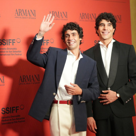 Javier Ambrossi y Javier Calvo en la alfombra roja de La bola negra en San Sebastián.