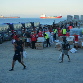 Un grupo de migrantes en la playa del Trampolín de Ceuta.