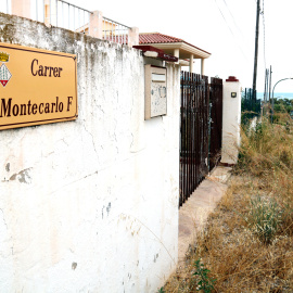 Primer pla del cartell del carrer on estava la casa casa dels terroristes del 17-A, a Alcanar Platja. (12 d’agost del 2018)