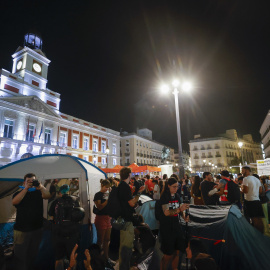 Cientos de personas acampan en la Puerta del Sol de Madrid al término de la manifestación para protestar por el desahucio de Maricarmen