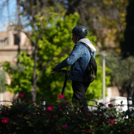 Usuarios de patinetes eléctricos circulan por Sevilla (Archivo).