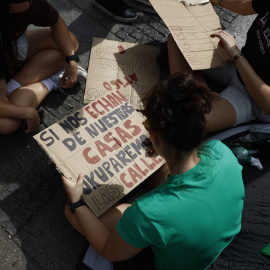 Cientos de personas ocupan con tiendas de campaña desde ayer sábado la madrileña Puerta del Sol como protesta por el precio de la Vivienda.