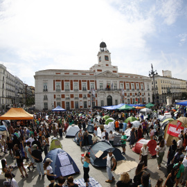 Cientos de personas ocupan con tiendas de campaña desde ayer sábado la madrileña Puerta del Sol como protesta por el precio de la vivienda.