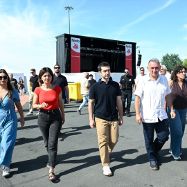 Los ministros Sira Rego y Pablo Bustinduy, junto al secretario general del PCE y diputado de Sumar, Enrique Santiago, en las fiestas del PCE el pasado sábado 26 de septiembre.