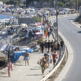 Varias personas migrantes acampan en la playa de El Trampolín.