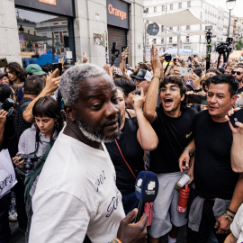 EuropaPress_7805255_decenas_personas_increpan_vaya_bertrand_ndongo_acampada_vivienda_puerta_sol
