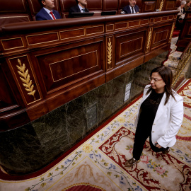 Ana Belén Vázquez abandona el hemiciclo tras ser expulsada por haber enseñado un bote de gas pimienta en el Congreso.