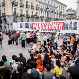 Numerosas personas con pancarta con lema 'Ni una Maricarmen más' se concentran en tiendas de campaña para exigir la aprobación de un decreto sobre vivienda, en la Puerta del Sol.