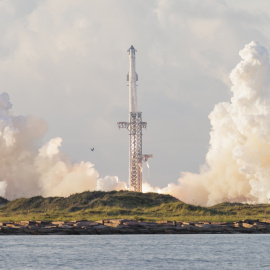 El cohete Starship V3 de SpaceX despega de la plataforma de lanzamiento en su decimocuarta prueba de vuelo.