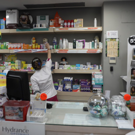 Una farmacéutica en una farmacia de Madrid.