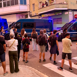Veïns a l'entorn de l'immoble del barri de Cerdanyola de Mataró on s'ha produït el desnonament d'una família vulnerable aquest dimarts, 29 de setembre. 29/09/2026