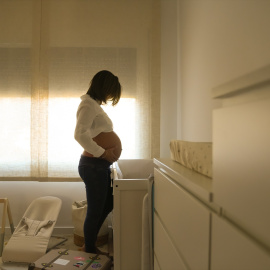 Una mujer embarazada.