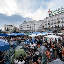 Numerosas personas pasan la segunda noche acampados para exigir la aprobación de un decreto sobre vivienda, en la Puerta del Sol, a 27 de septiembre de 2026, en Madrid.