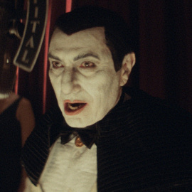 Arturo Fleitas interpretando a Drácula en la emisora de radio.