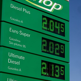 Una imagen de archivo del cartel con los precios en una gasolinera.
