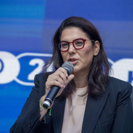 Fátima Mansouri interviniendo en una rueda de prensa en Rabat.