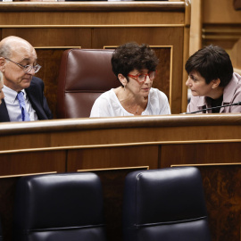 La ministra de Vivienda, Isabel Rodríguez conversa con la diputada del PNV, Maribel Vaquero durante la sesión de control al Gobierno, este miércoles en el Congreso