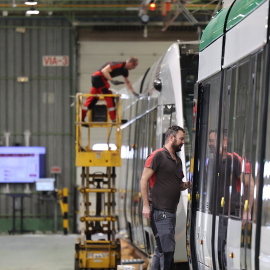 Operadores en algunos de los vehículos de la planta de Construcciones y Auxiliar de Ferrocarriles (CAF) en Zaragoza (17/03/23)