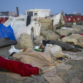 Migrantes en el asentamiento en la playa de El Trampolín, a 30 de septiembre de 2026, en Ceuta.