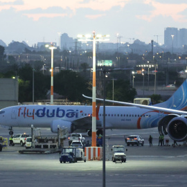 El avión de Fly Dubai en el aeropuerto de Tabuk, Arabia Saudí, donde tuvo que aterrizar tras un incidente a bordo.
