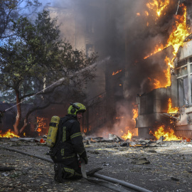Equipos de rescate ucranianos trabajan en el lugar del ataque ruso contra un centro médico en el centro de Kiev a 28 de septiembre de 2026.