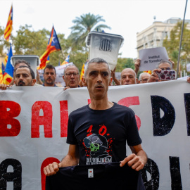 El activista Roger Español frente a la concentración durante la última sesión del juicio, a 1 de octubre de 2026.