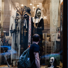 Disfraces para Haloween expuestos en un escaparate de Madrid.