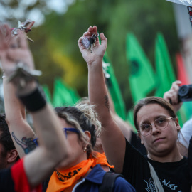 Activistes fan sonar les seves claus a la protesta a l'avinguda Diagonal de Barcelona per exigir solucions a la crisi de l'habitatge  (dilluns 28 de setembre del 2026)