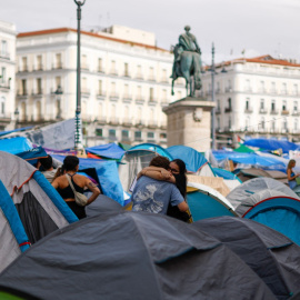 Manifestantes se abrazan mientras participan en el campamento de tiendas en la plaza Puerta del Sol para protestar contra los desalojos y la crisis de vivienda en el centro de Madrid, el 30 de septiembre de 2026.