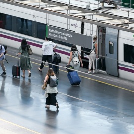 Viajeros esperan en la estación de Atocha (Archivo).
